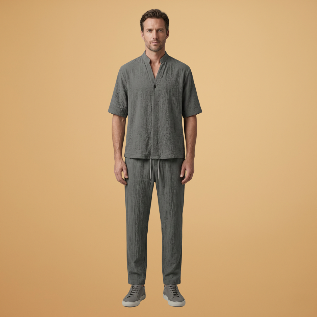 Comfortable men's coordinated outfit: long sleeve top and relaxed drawstring pants, ideal for leisure.