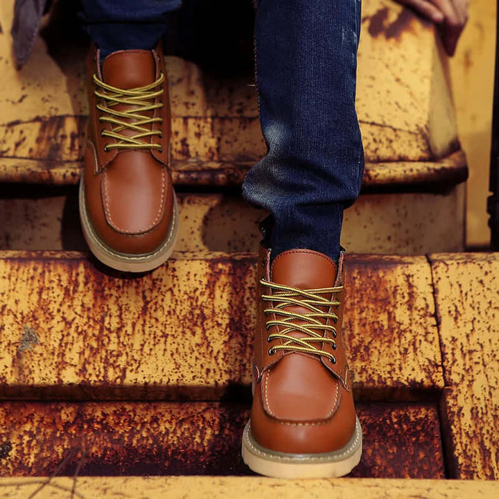 Comfortable men's retro winter boots for cold weather. Features durable construction and vintage casual style.