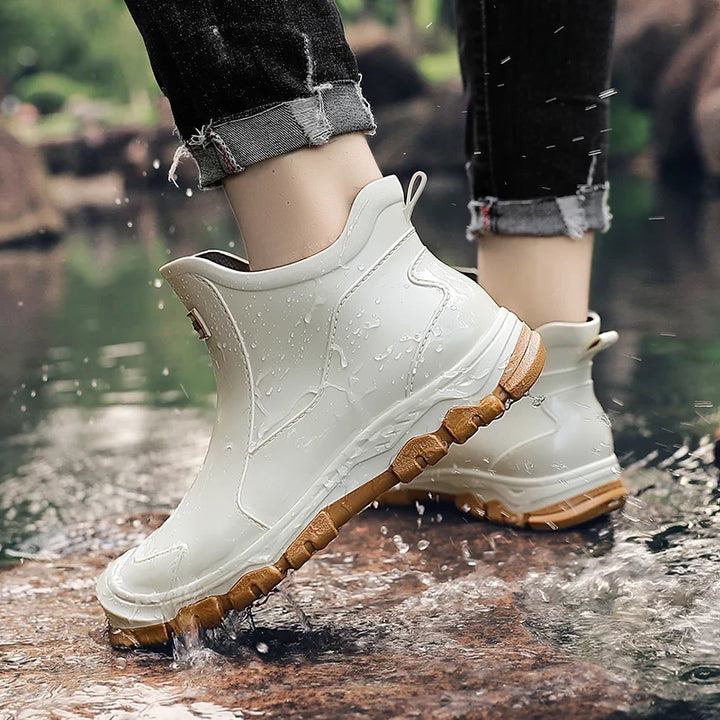 Close-up: Men's waterproof outdoor ankle boots showcasing rugged material & sturdy design.