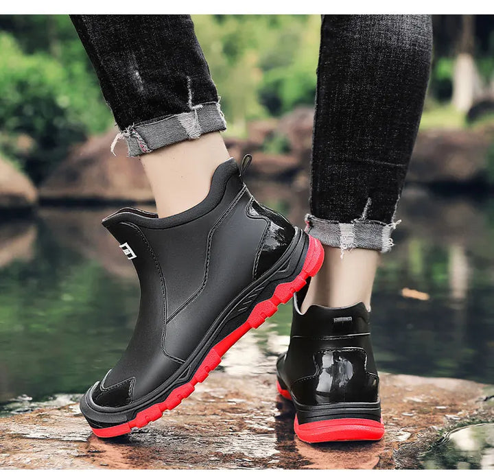 Practical men's waterproof outdoor ankle boots, ensuring dry feet on wet hiking trails.