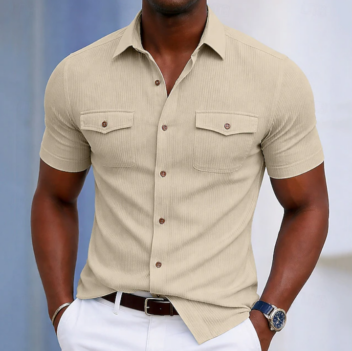 Lightweight men's short sleeve shirt, comfortable for everyday wear, ideal for summer fashion.