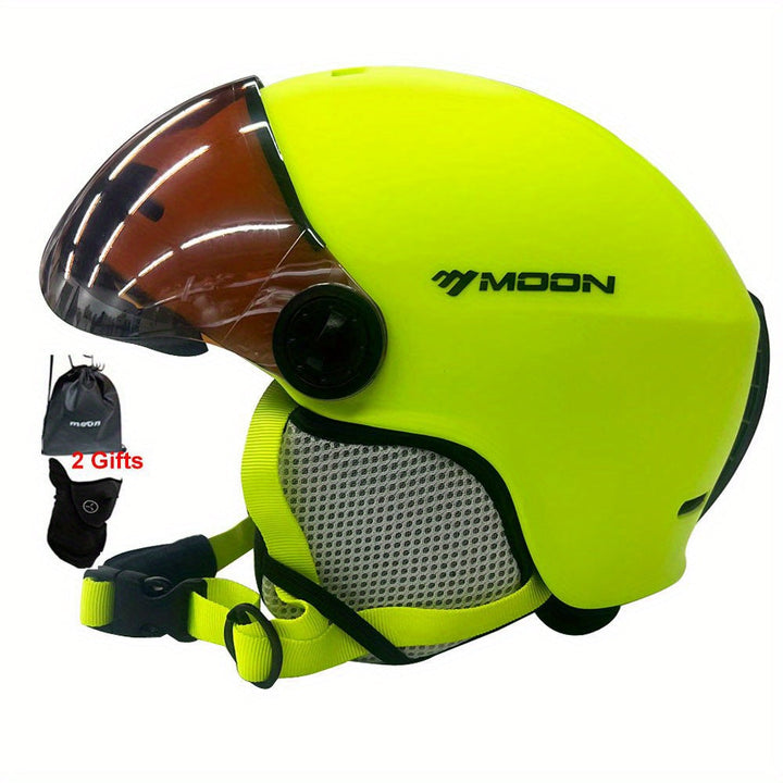 Ultimate comfort and safety in this men's adjustable ski helmet.