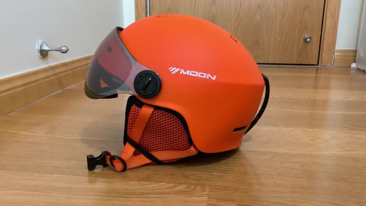Men's winter sports helmet: durable, adjustable, and secure.
