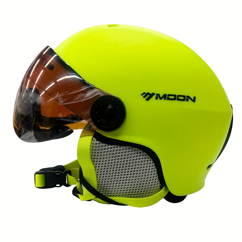 Breathable men's ski helmet, ideal for various outdoor sports.