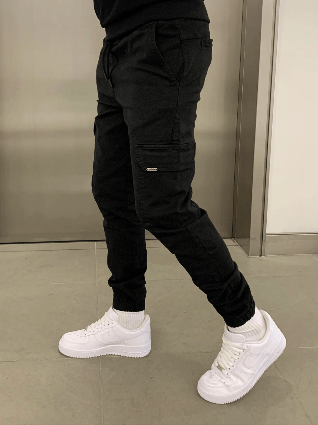Comfortable men's utility trousers, featuring a sleek design and practical cargo pockets.