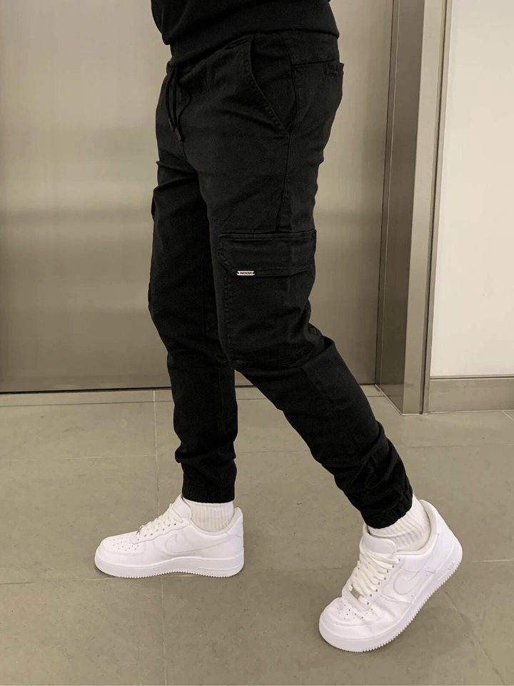 Comfortable men's utility trousers, featuring a sleek design and practical cargo pockets.