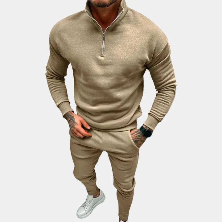 Versatile men's slim-fit jogging set, featuring a half-zip top & elastic waist pants. Ideal for training & comfort.