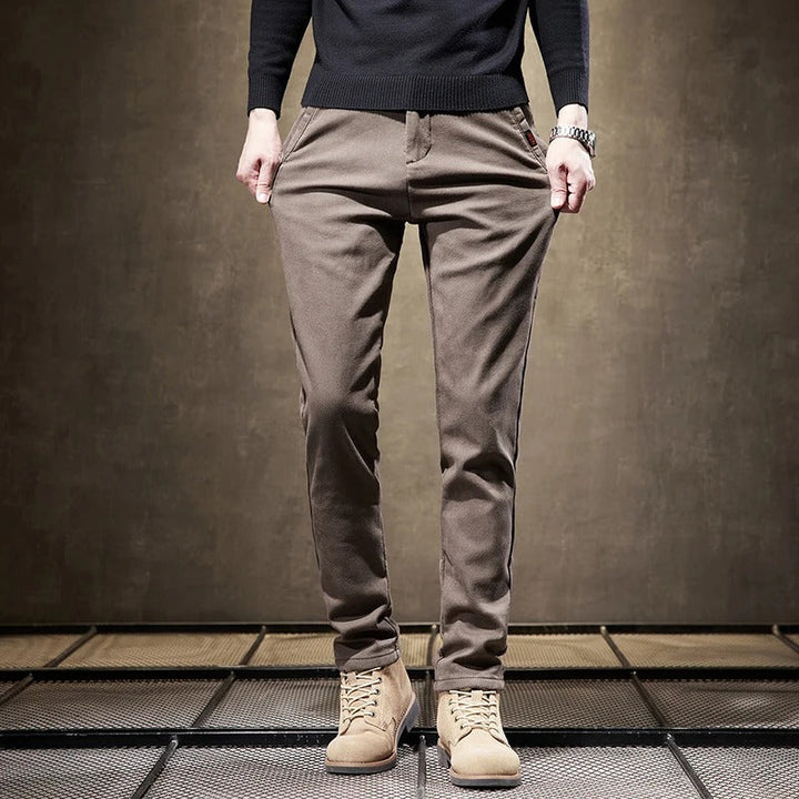 Grey men's slim-fit casual pants, combining modern comfort with a sleek design for versatile daily wear.