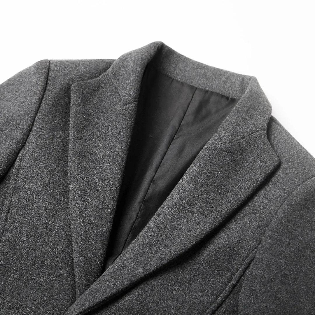 Versatile men's slim-fit formal overcoat. Tailored long-sleeve dress coat, perfect for elegant smart casual occasions.