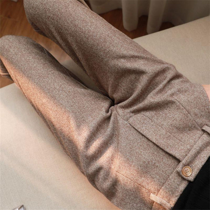 Comfortable men's slim fit tailored ankle pants, essential for modern spring and summer fashion.