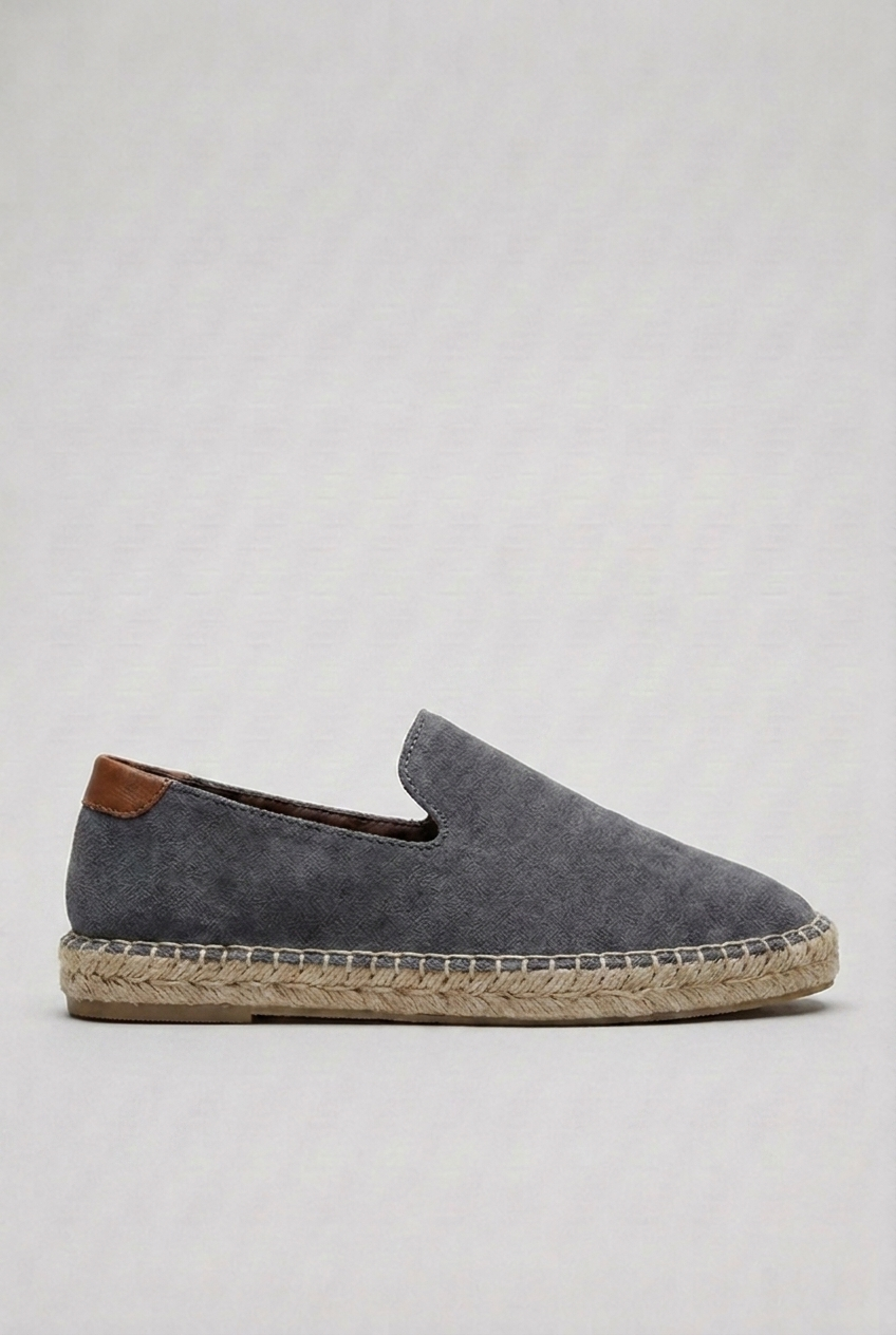 Easy-to-wear men's casual loafers, the essential footwear for summer outings.