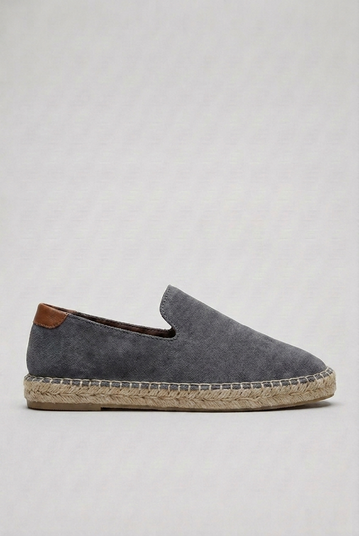 Easy-to-wear men's casual loafers, the essential footwear for summer outings.