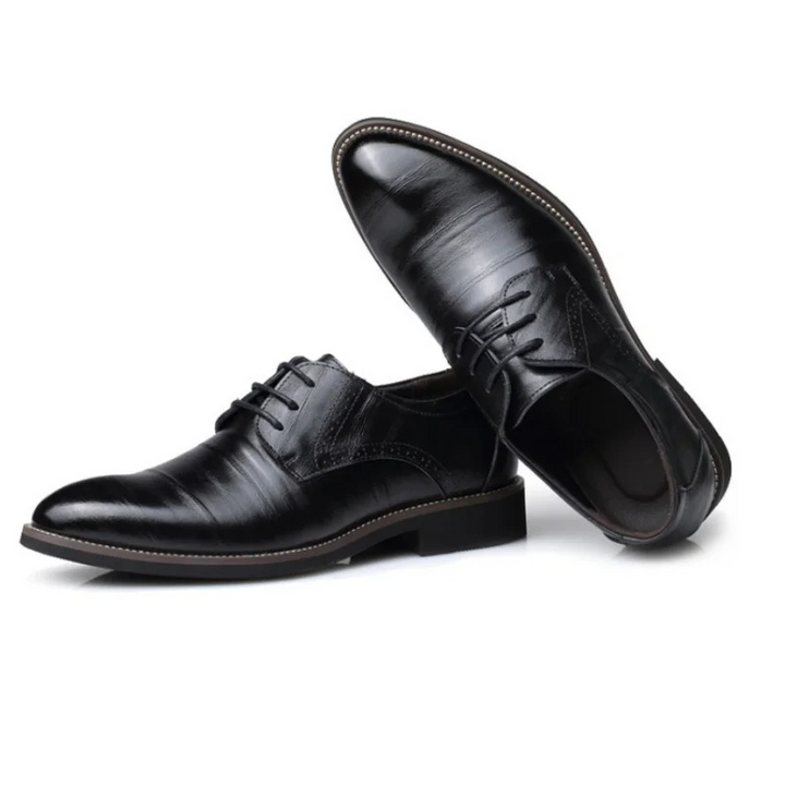 Stylish men's dress shoes in vegan leather, featuring a traditional lace-up oxford silhouette