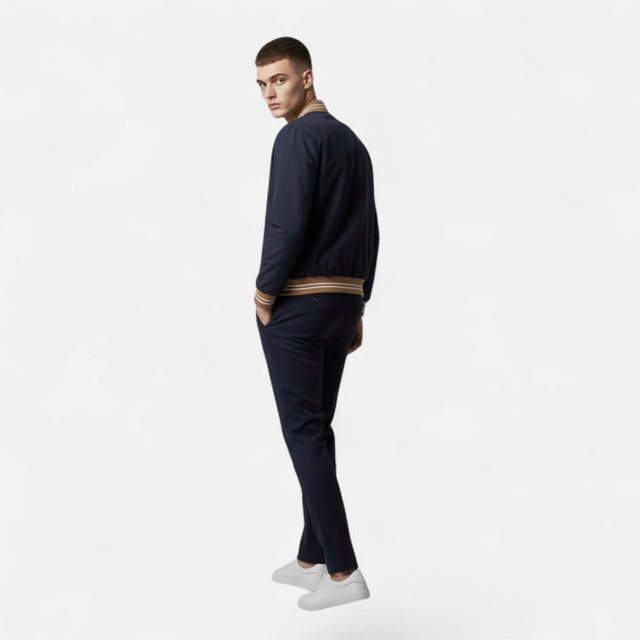 Effortless style: men's casual jacket with a sharp, non-iron collar.