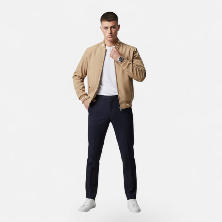 This men's non-iron jacket offers a comfortable, relaxed fit.