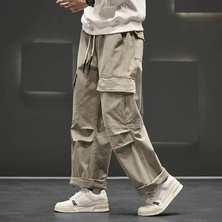 Versatile men's cargo trousers with multiple pockets, perfect for outdoor activities or workwear.