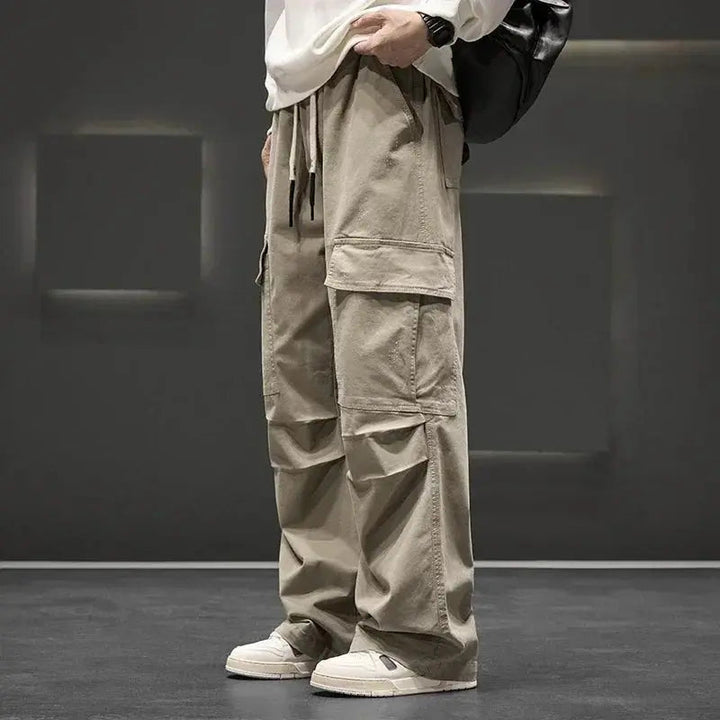 Modern men's cargo trousers, straight fit with ample side pockets, suitable for work or leisure.