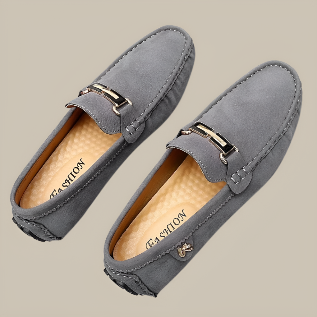 Men's versatile black suede slip-on moccasins, ideal for casual outings or comfortable driving.