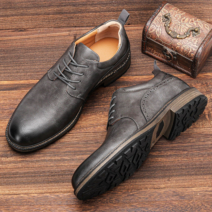 Comfortable men's dark grey booties. Premium footwear with slip-resistant sole, ideal for everyday style.