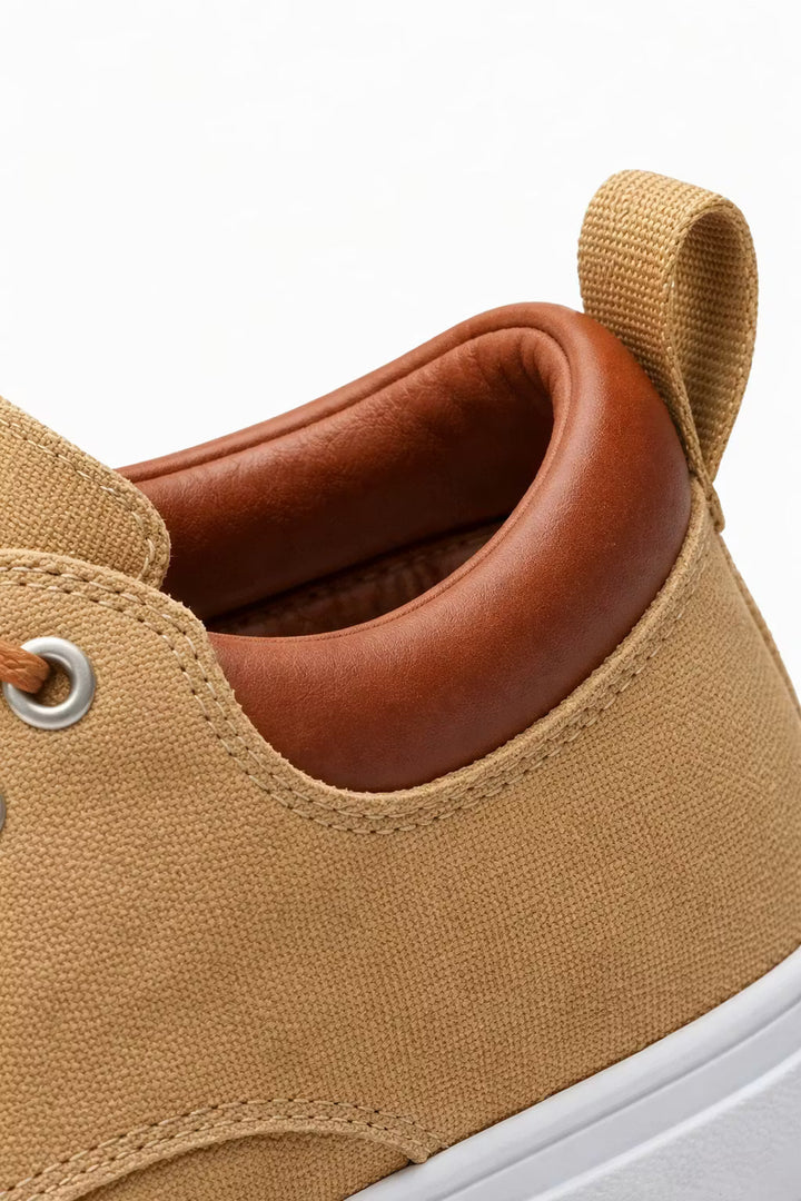 Modern men's low-top casual sneakers, a stylish and comfortable choice for versatile everyday fashion.