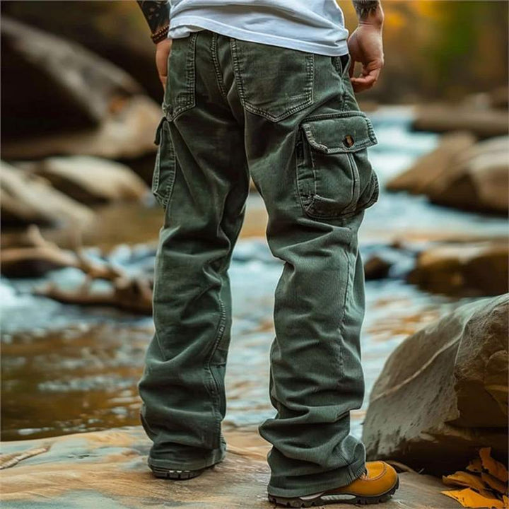Men's stylish multi-pocket cargo pants, ideal for everyday casual wear, featuring a relaxed fit for comfort.