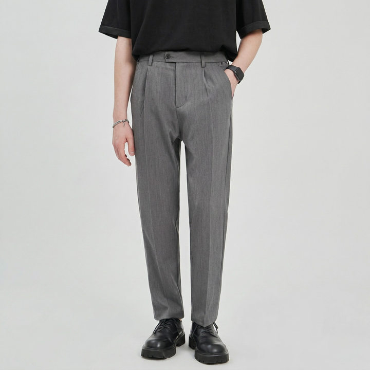 Fashionable men's pleated wide leg chino pants, offering a relaxed fit and modern style.