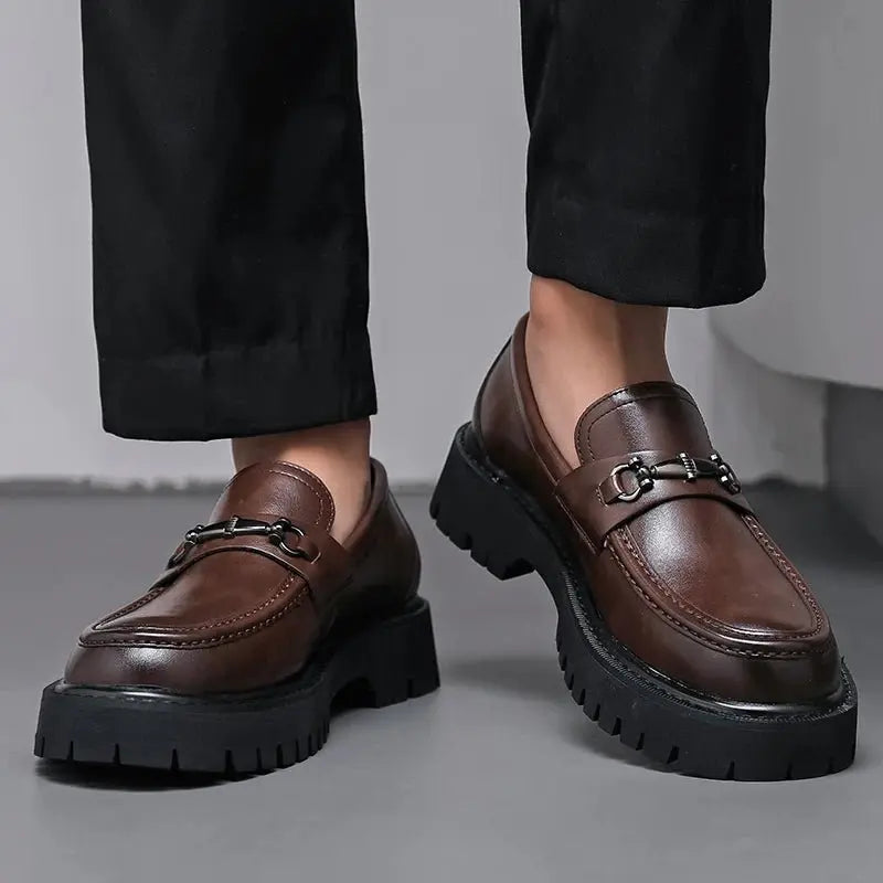Stylish men's slip-on loafers featuring an elegant metal buckle for versatile men's fashion.