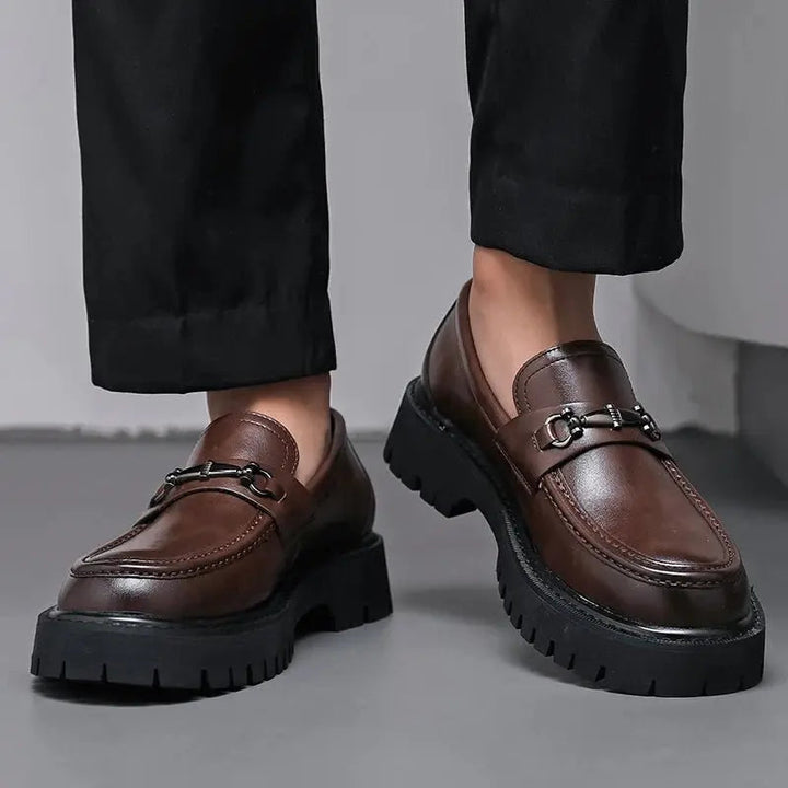 Stylish men's slip-on loafers featuring an elegant metal buckle for versatile men's fashion.