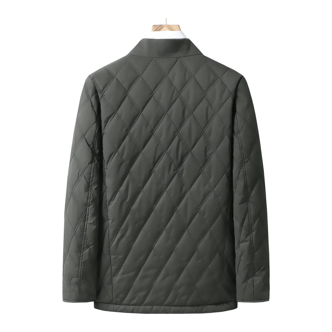 Stylish men's quilted transition jacket, waterproof and comfortable outerwear for diverse weather. Zipped for ease.