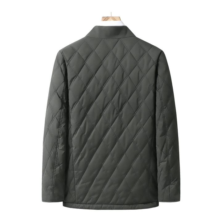 Stylish men's quilted transition jacket, waterproof and comfortable outerwear for diverse weather. Zipped for ease.