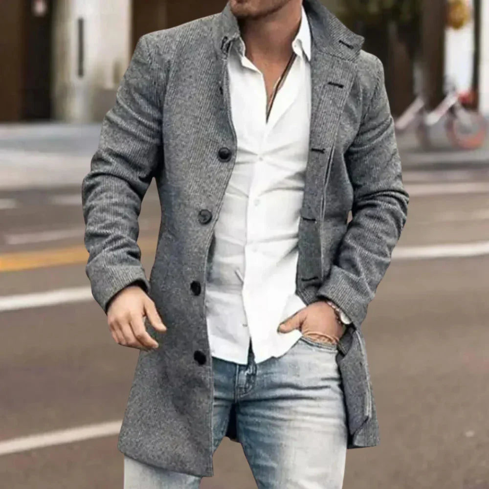 Men's stylish winter coat in tailored fit, warm for cold weather, with classic button closure.