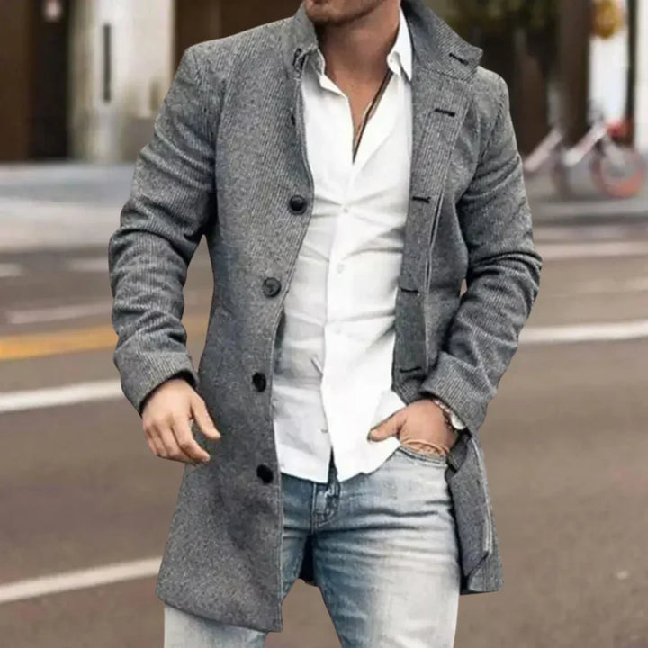 Men's stylish winter coat in tailored fit, warm for cold weather, with classic button closure.