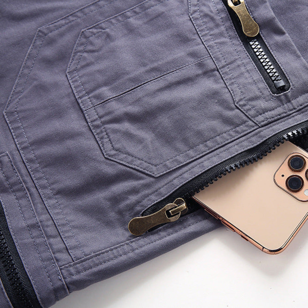 Durable men's adventure shorts, featuring a classic cargo design.