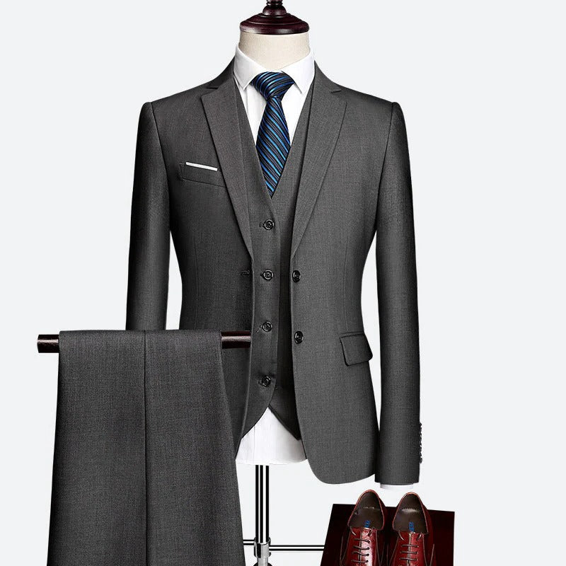 Stylish men's spring 3-piece suit, tailored fit, featuring a classic waistcoat for modern fashion.