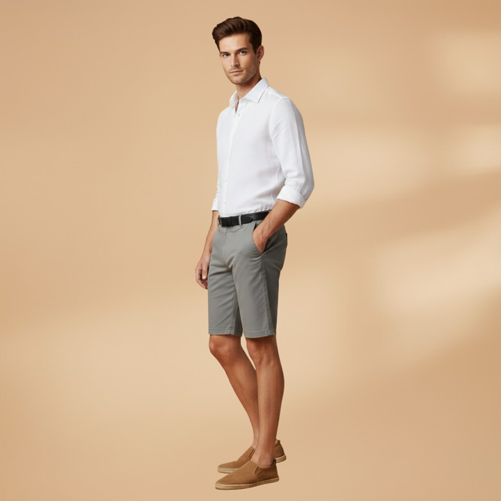 Versatile men's summer shorts, tailored look, zipper closure, and convenient pockets.
