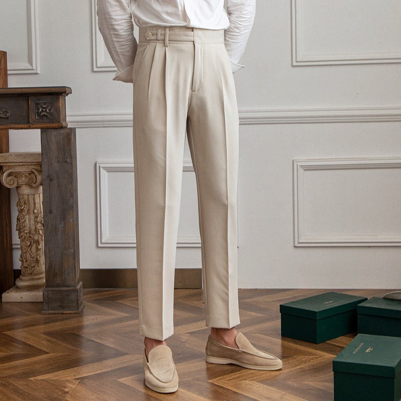 Comfortable men's tailored pants, combining everyday elegance with versatile style and a perfect fit.