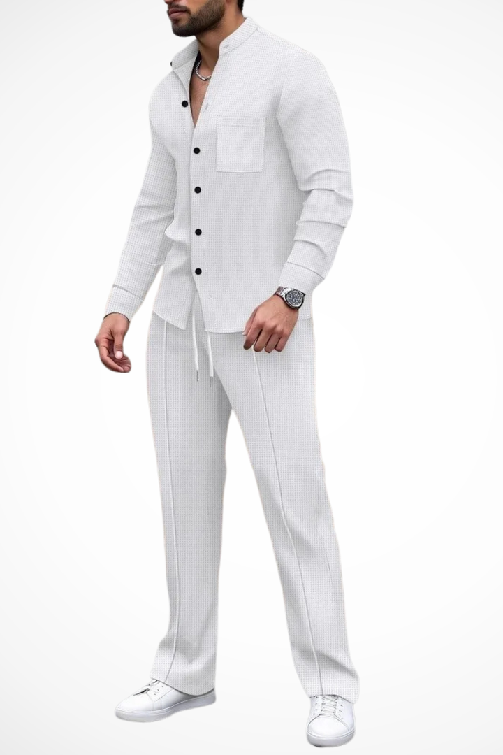 Versatile men's coordinated set: textured shirt and trousers for day or night.