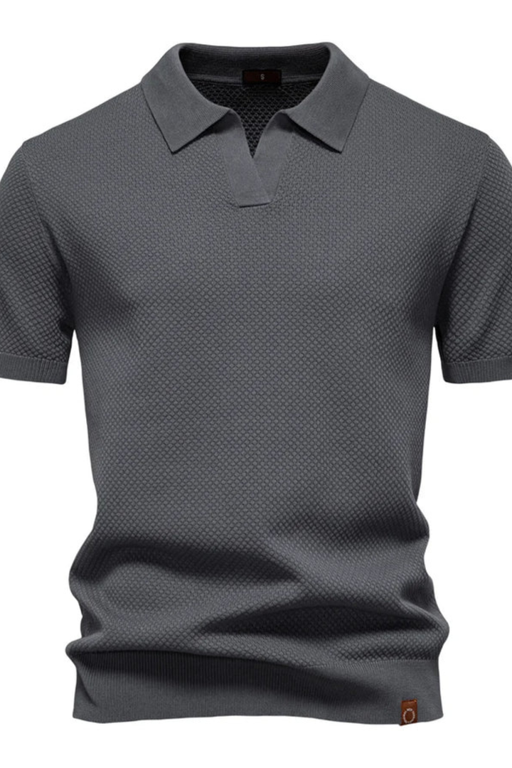 Versatile men's polo, suitable for casual and smart occasions