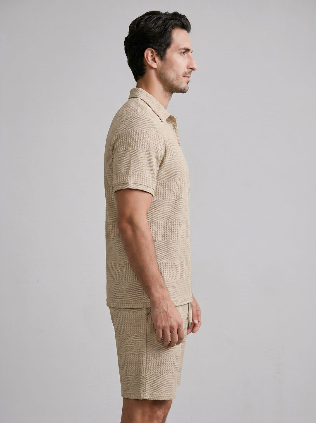 Relaxed men's summer set: Textured knit polo shirt & shorts for ultimate comfort.