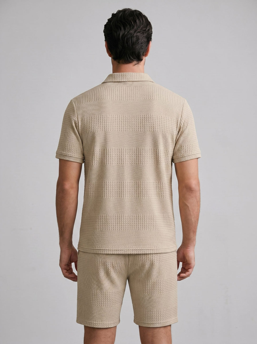 Men's coordinated outfit: Textured polo shirt & shorts. Ideal for warm weather.