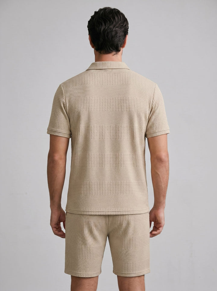 Men's coordinated outfit: Textured polo shirt & shorts. Ideal for warm weather.
