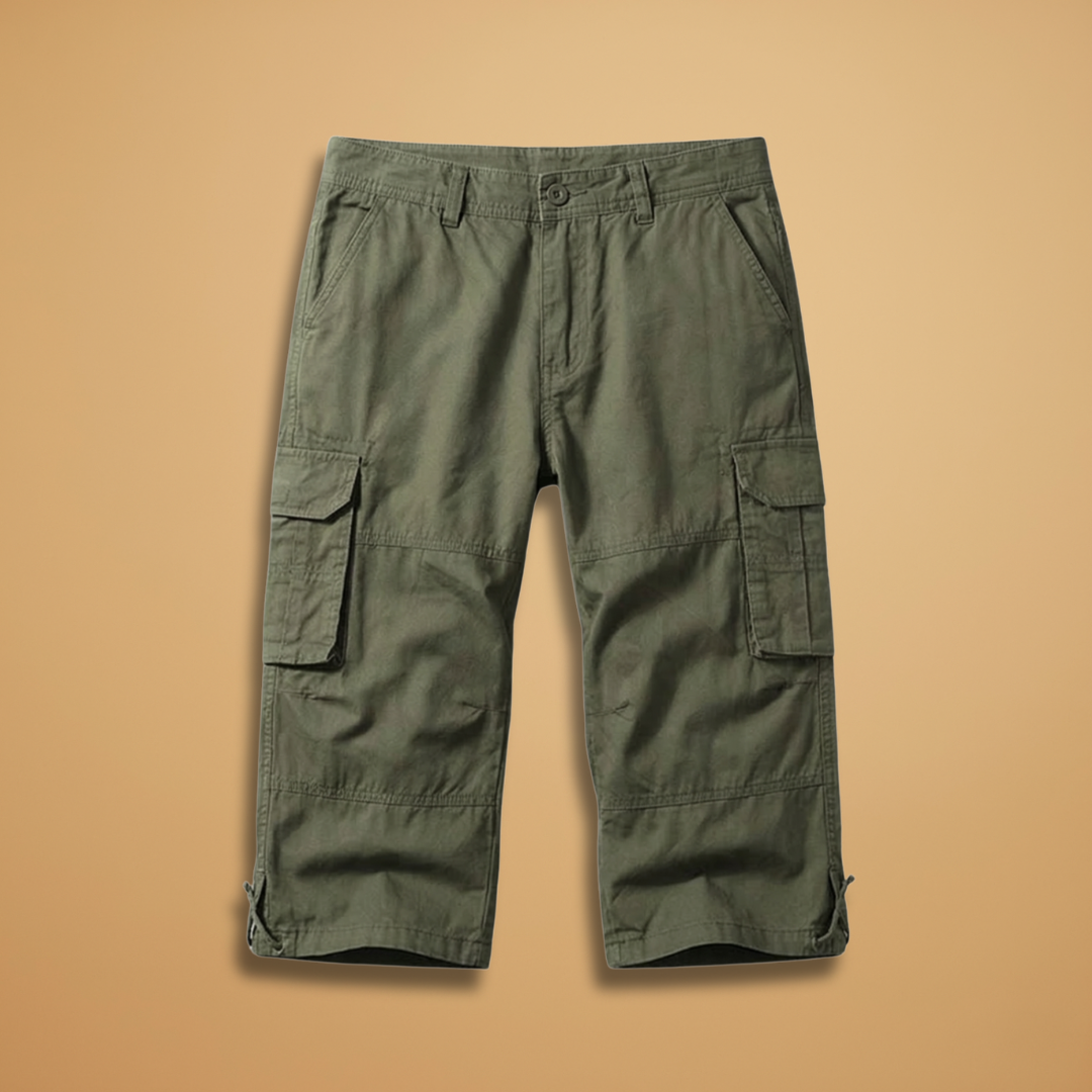 Men's three-quarter length casual trousers with pockets, ideal for summer wear.
