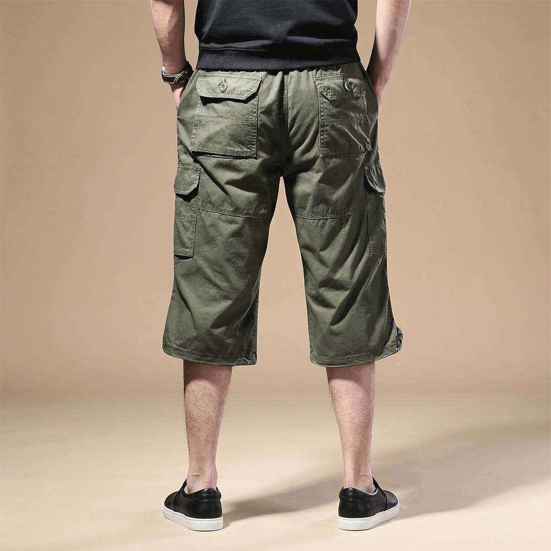 Men's pocketed trousers in a versatile three-quarter length for everyday style.
