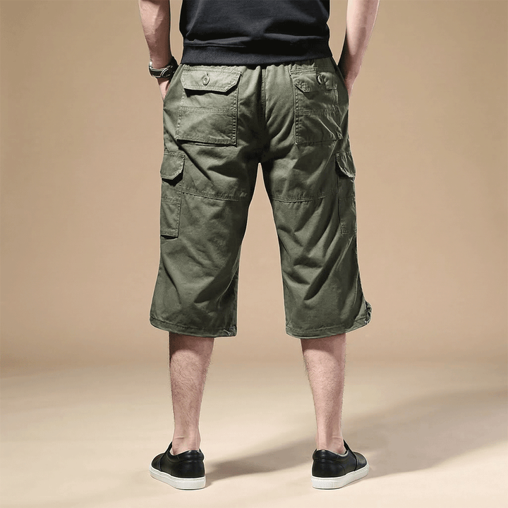 Men's pocketed trousers in a versatile three-quarter length for everyday style.