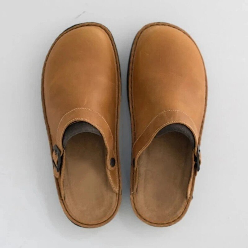 Black men's slip-on clogs, ultra-comfortable and easy-wear sandals for casual everyday style.
