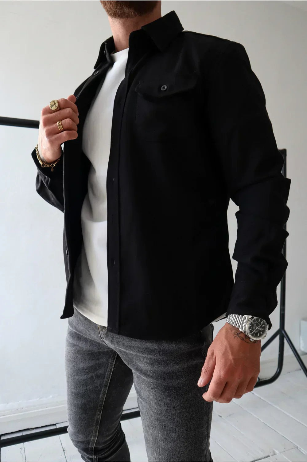 Button-up men's jacket for everyday wear, a stylish overshirt layer for transitional weather.