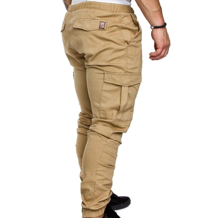 Modern fit men's cargo pants featuring multiple functional pockets, great for casual & streetwear.