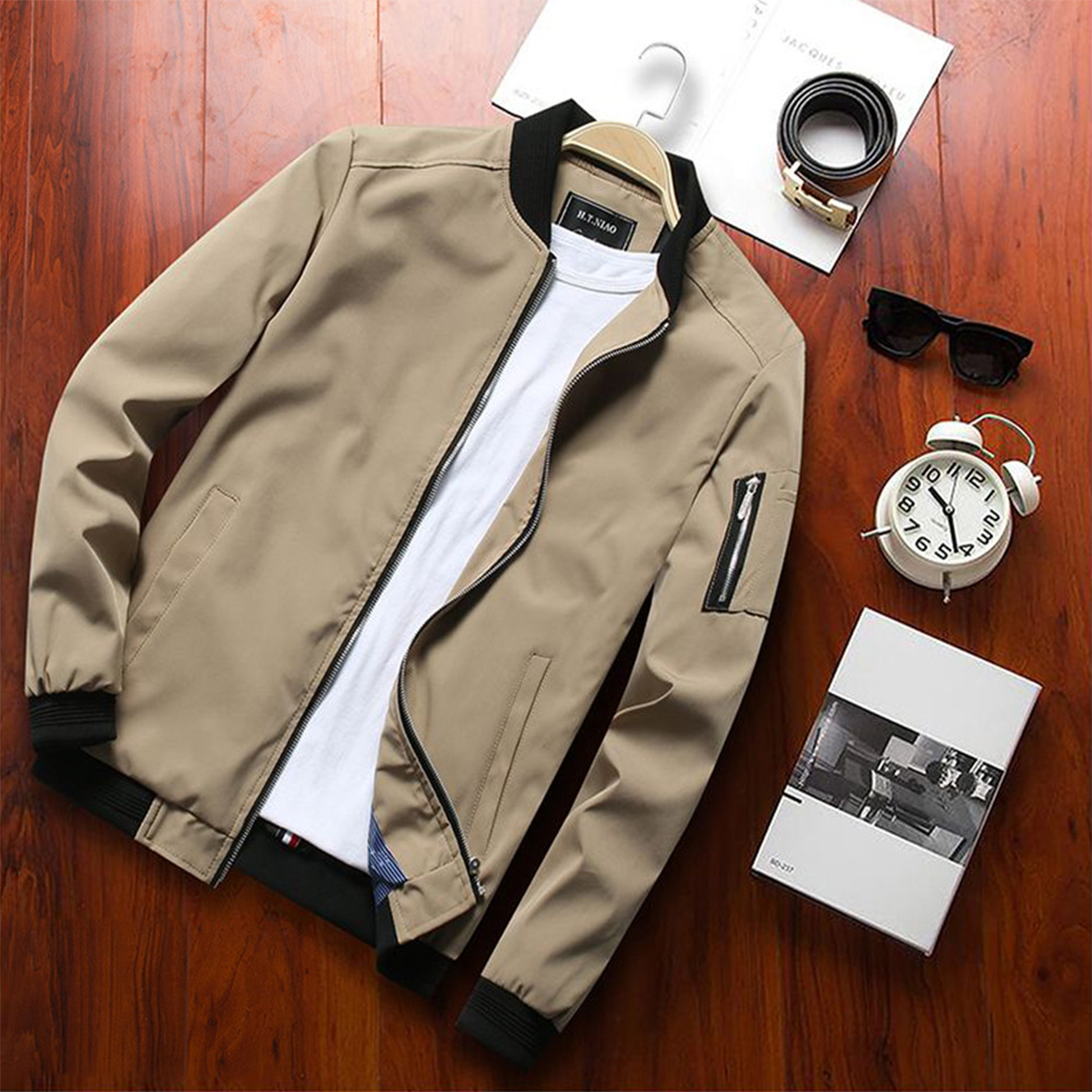 Lightweight men's casual jacket, breathable and comfortable, perfect versatile outerwear for seasonal fashion.