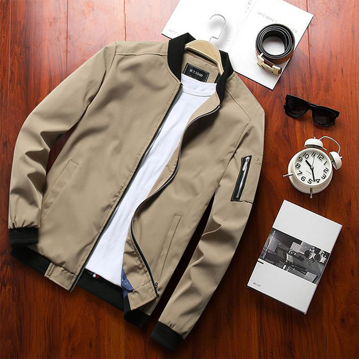 Lightweight men's casual jacket, breathable and comfortable, perfect versatile outerwear for seasonal fashion.