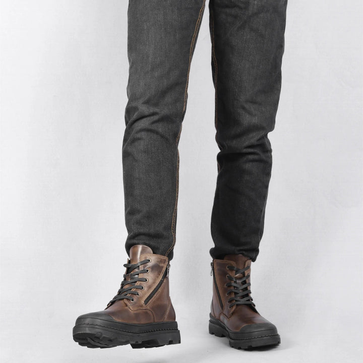 Explore in comfort with men's durable vintage leather combat boots, lace-up and zip closure.